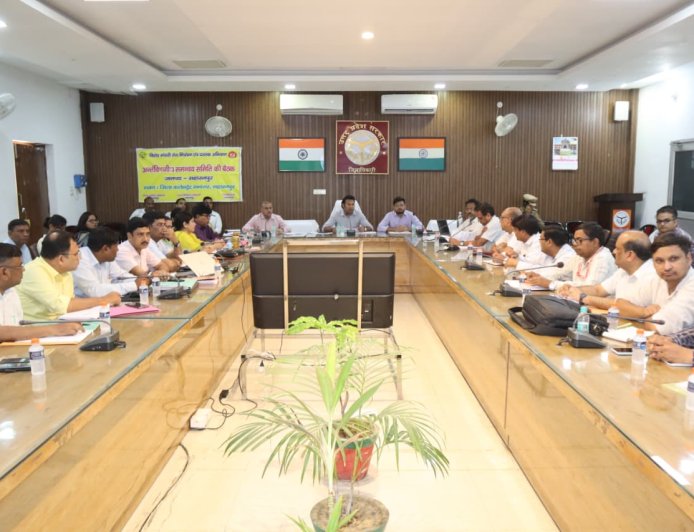 जिलाधिकारी की अध्यक्षता में हुई जिला स्वास्थय समिति तथा संचारी रोग नियंत्रण एवं घर घर दस्तक अभियान की बैठक