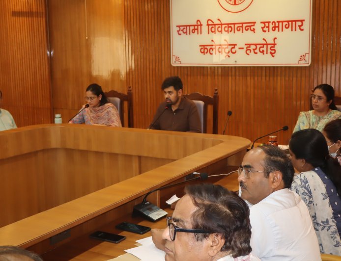 जिलाधिकारी ने की विकास एवं राजस्व कार्याें की समीक्षा बैठक