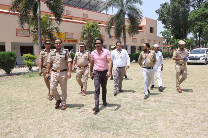 उ0प्र0 पुलिस आरक्षी परीक्षा को जनपद में शुचितापूर्ण, पारदर्शी एवं नकलविहीन सम्पन्न कराने हेतु डीएम व एसएसपी ने परीक्षा केन्द्रों का किया निरीक्षण