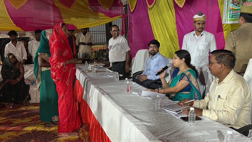 रात्रिकालीन चौपाल में जिलाधिकारी ने सुनीं जनसमस्याएं, त्वरित निस्तारण के दिए निर्देश