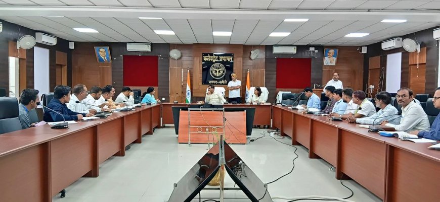 जिलाधिकारी ने की पीएम स्वनिधि एवं प्रधानमंत्री आवास योजना की प्रगति की समीक्षा
