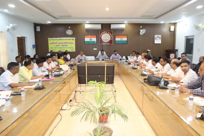 जिलाधिकारी की अध्यक्षता में हुई जिला स्वास्थय समिति तथा संचारी रोग नियंत्रण एवं घर घर दस्तक अभियान की बैठक