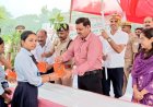‘आम बाहर-आपके द्वार’ कार्यक्रम के तहत छात्र-छात्राओं को वितरित किए आम के पौधे