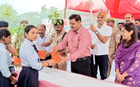 ‘आम बाहर-आपके द्वार’ कार्यक्रम के तहत छात्र-छात्राओं को वितरित किए आम के पौधे