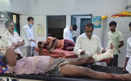 पुरानी छत तोड़ते समय हादसा, मलबे में दबकर दो युवक घायल