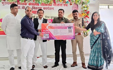 मुख्यमंत्री शिक्षक कैशलेस चिकित्सा योजना एवं डीबीटी वितरण कार्यक्रम का अमेठी में शुभारंभ