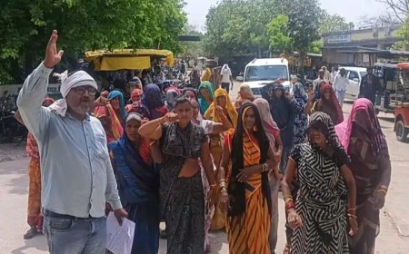 शराब ठेका हटाने की मांग को लेकर महिलाओं ने किया प्रदर्शन, एसडीएम को सौंपा ज्ञापन