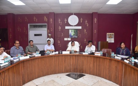 मण्डलीय विकास कार्यों की समीक्षा: जनशिकायतों का गुणवत्तापूर्ण निस्तारण और योजनाओं का लाभ हर पात्र तक पहुँचे - मण्डलायुक्त संगीता सिंह
