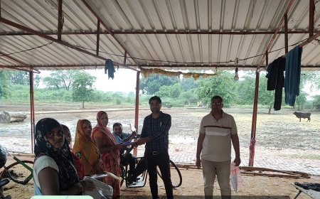 लगातार बारिश के बीच पर्सीपुर गौशाला के केयर टेकरों को बांटे गए रेनकोट