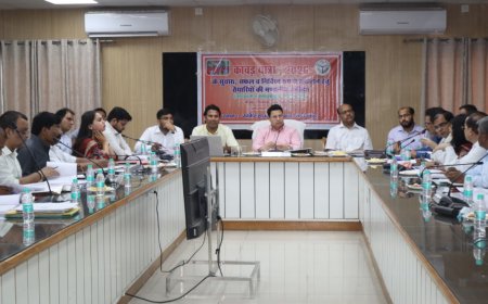 मण्डलायुक्त की अध्यक्षता में हुई सीएम डैश बोर्ड पर विकास कार्यों, कर-करेत्तर एवं राजस्व कार्यों तथा कानून व्यवस्था की समीक्षा बैठक