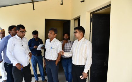 जिलाधिकारी ने बूढ़ी राप्ती नदी के ककरही-गोनहा तटबंध का किया निरीक्षण