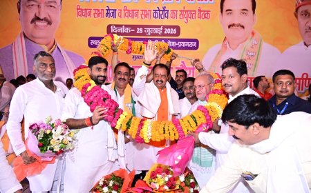 उप मुख्यमंत्री केशव प्रसाद मौर्य ने करछना में विभिन्न जनकल्याणकारी योजनाओं के लाभार्थियों को किया लाभान्वित