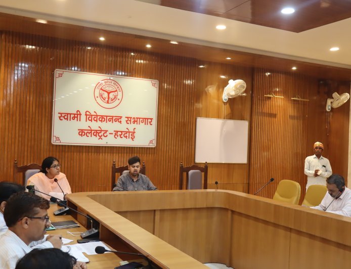 जिलाधिकारी की अध्यक्षता में हुई चकबंदी कार्याें की समीक्षा बैठक