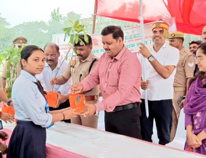 ‘आम बाहर-आपके द्वार’ कार्यक्रम के तहत छात्र-छात्राओं को वितरित किए आम के पौधे