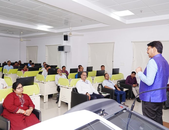 रक्षा लेखा विभाग के अधिकारियों ने यूपीएसआईएफएस का किया परिभ्रमण