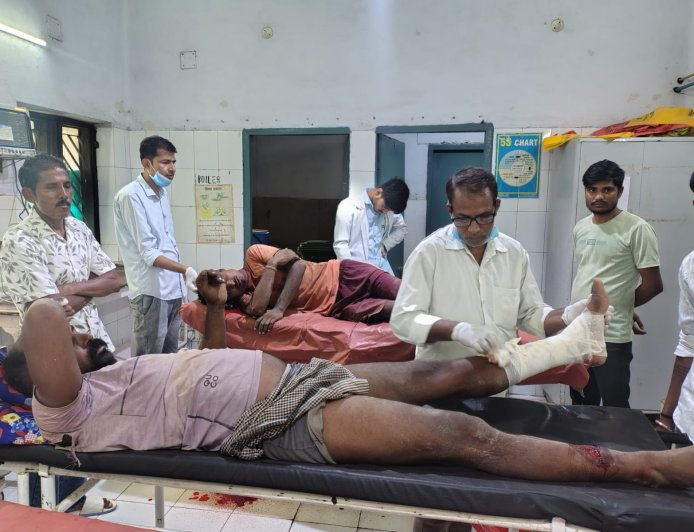 पुरानी छत तोड़ते समय हादसा, मलबे में दबकर दो युवक घायल