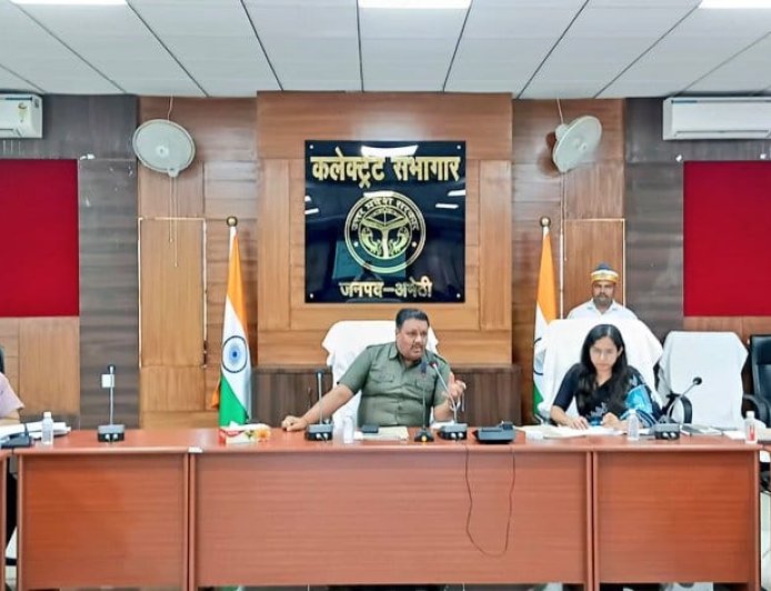 गो आश्रय स्थलों में मूलभूत सुविधाओं को लेकर जिलाधिकारी ने संबंधित अधिकारियों के साथ की बैठक की