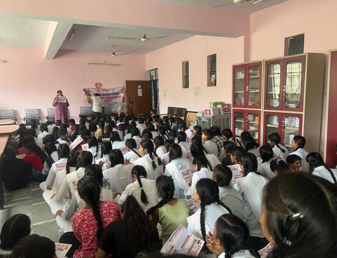 राजकीय आश्रम पद्धति बालिका इंटर कॉलेज में किशोरियों को मासिक धर्म स्वच्छता एवं महिला सुरक्षा के प्रति किया गया जागरूक