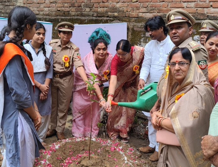 ‘एक पेड़ माँ के नाम’ अभियान के तहत छात्राओं को मिले पौधे, नारी सशक्तिकरण के साथ हुआ वृक्षारोपण