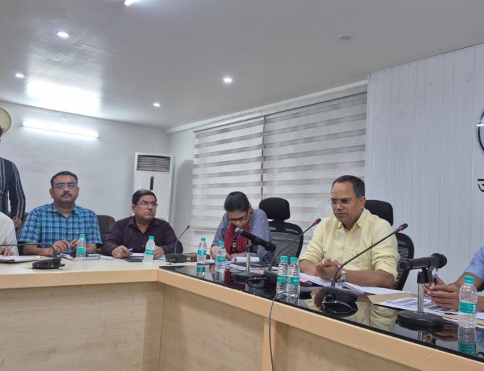 सीडीओ ने की कर करेत्तर, राजस्व वसूली, एवं कृषक दुर्घटना कल्याण योजना की प्रगति की समीक्षा