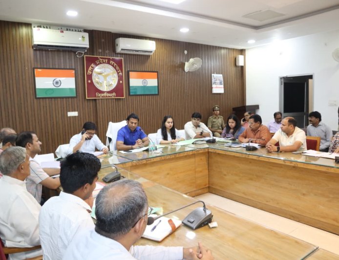 12 जुलाई को वृक्षारोपण महाभियान की तैयारियों के संबंध में जिलाधिकारी ने की बैठक