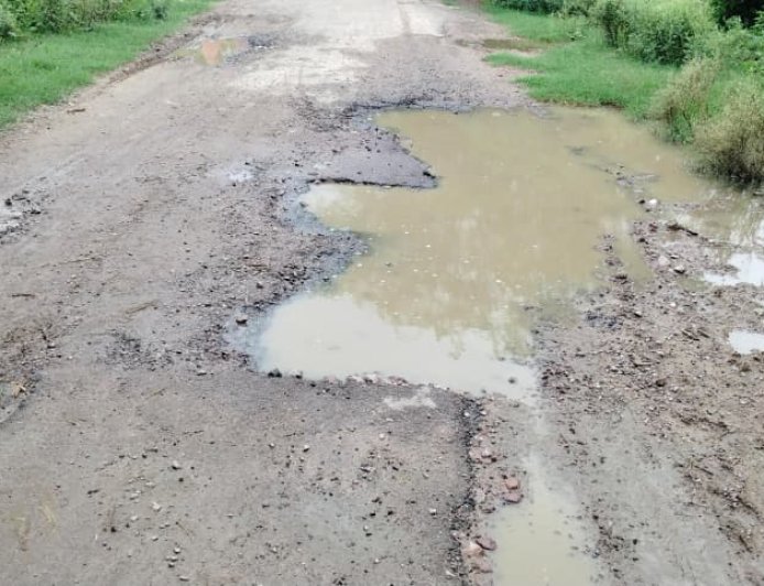 सड़क में गड्ढे नहीं, गड्ढों में सड़क तलाशनी पड़ रही है