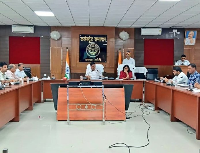 जिलाधिकारी ने की जल जीवन मिशन के अंतर्गत निर्माणाधीन ग्रामीण पाइप पेयजल परियोजना की समीक्षा बैठक