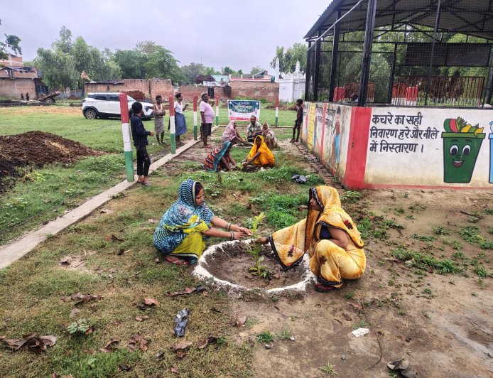 ग्राम पंचायत नेयोरियांबांक में स्वयं सहायता समूह की महिलाओं ने किया वृक्षारोपण