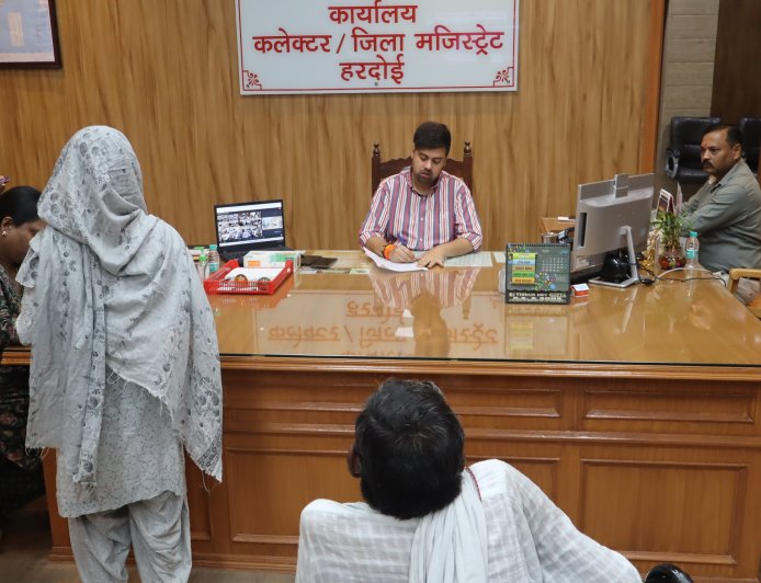 जनसुनवाई में जिलाधिकारी ने सुनी 65 शिकायतें
