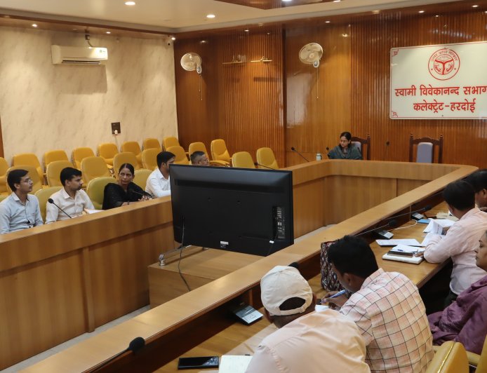 जिलाधिकारी की अध्यक्षता मे वन ट्रिलियन डालर इकोनामी से सम्बन्धित समिति की बैठक सम्पन्न