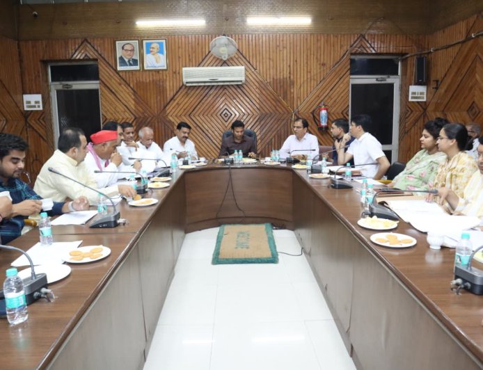 जिला निर्वाचन अधिकारी ने राजनैतिक दलों के प्रतिनिधियों के साथ की कलेक्ट्रेट सभागार में बैठक