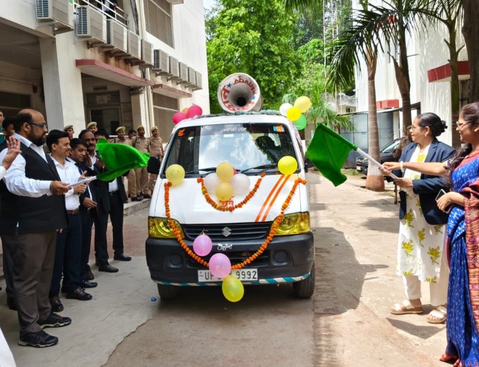 ‘समाधान समारोह’ के व्यापक प्रचार-प्रसार हेतु जागरूकता वाहन को दिखाई हरी झंडी