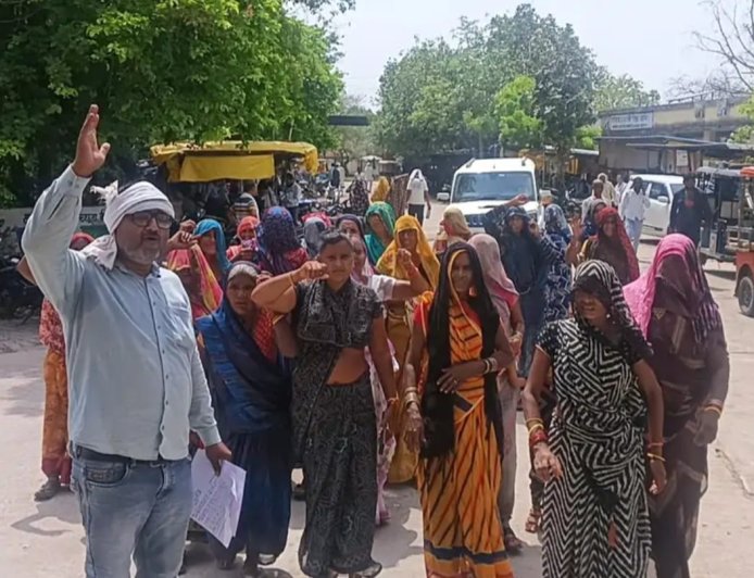 शराब ठेका हटाने की मांग को लेकर महिलाओं ने किया प्रदर्शन, एसडीएम को सौंपा ज्ञापन