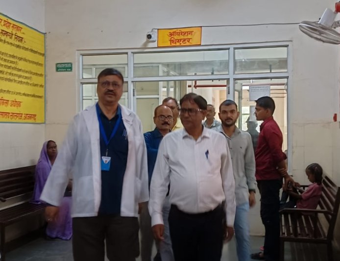 सीएमओ ने सीएचसी देवगांव और 100 शैय्या संयुक्त चिकित्सालय लालगंज का किया औचक निरीक्षण