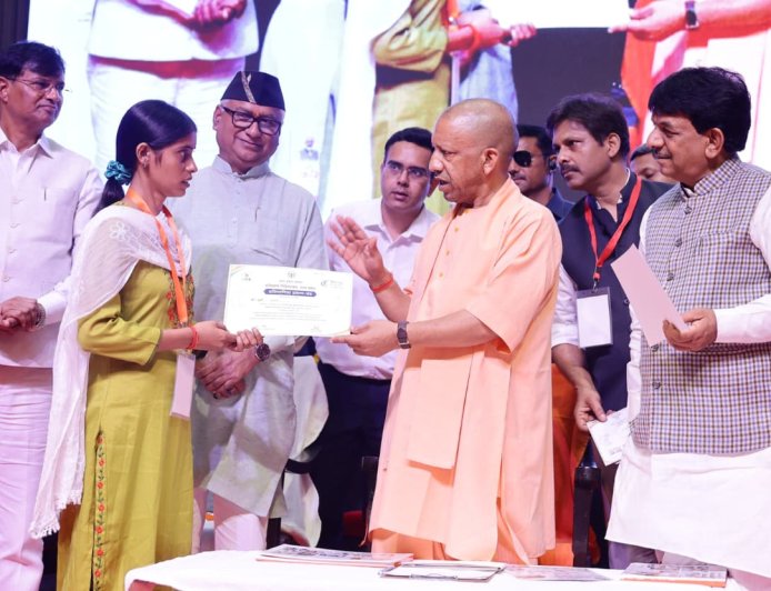 सीएम योगी ने किया कौशल प्रदर्शनी का उद्घाटन, ‘कौशलम’ पुस्तिका का विमोचन, 11 युवा आइकॉन का  सम्मान