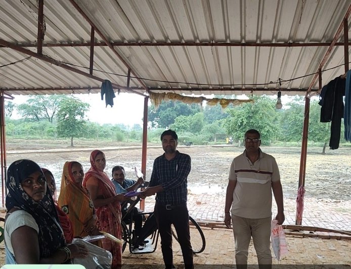 लगातार बारिश के बीच पर्सीपुर गौशाला के केयर टेकरों को बांटे गए रेनकोट