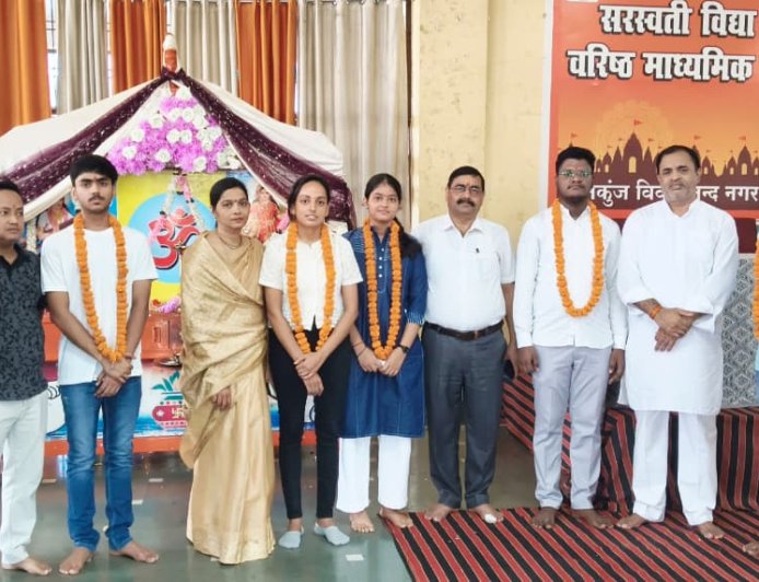 सरस्वती विद्या मन्दिर विवेकानन्द नगर में नीट परीक्षा में श्रेष्ठ प्रदर्शन करने वाले नवरत्नों का हुआ सम्मान