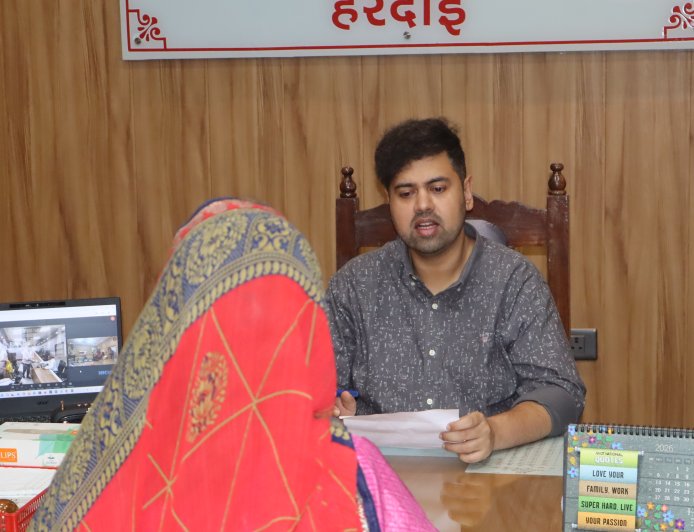 जिलाधिकारी ने जनसुनवाई मे सुनी 75 शिकायतें