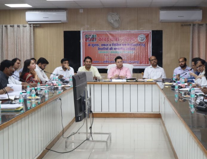 मण्डलायुक्त की अध्यक्षता में हुई सीएम डैश बोर्ड पर विकास कार्यों, कर-करेत्तर एवं राजस्व कार्यों तथा कानून व्यवस्था की समीक्षा बैठक