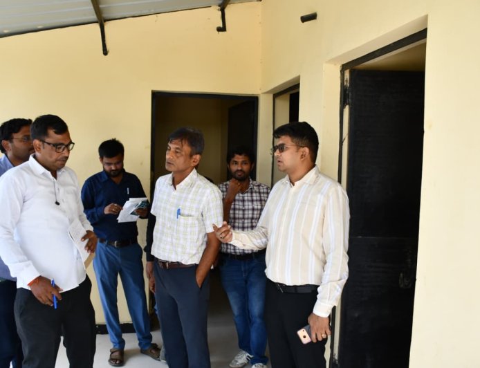 जिलाधिकारी ने बूढ़ी राप्ती नदी के ककरही-गोनहा तटबंध का किया निरीक्षण