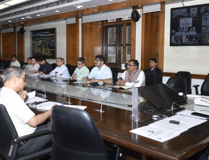 मुख्य सचिव की अध्यक्षता में सभी मंडलायुक्तों एवं जिलाधिकारियों के साथ साप्ताहिक समीक्षा बैठक सम्पन्न