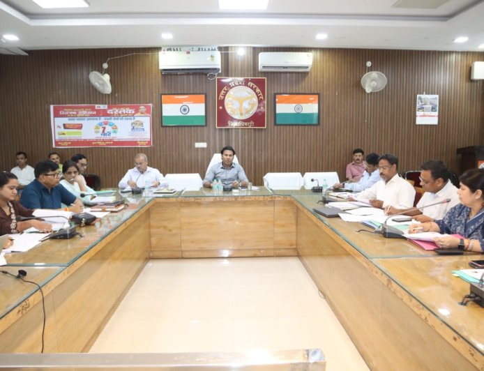 जिलाधिकारी की अध्यक्षता में हुई जिला स्वास्थ्य समिति तथा संचारी रोग नियंत्रण एवं घर घर दस्तक अभियान की बैठक