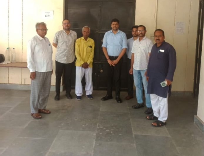 डीईओ ने राजनैतिक दलों के प्रतिनिधियों के साथ ईवीएम वेयरहाउस का किया निरीक्षण
