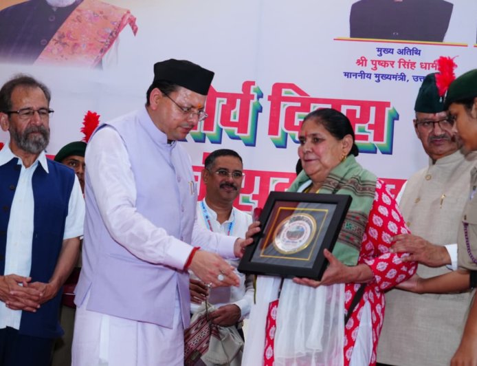 सीएम धामी ने कारगिल विजय दिवस पर शहीद स्मारक पर पुष्पचक्र अर्पित कर कारगिल के अमर शहीदों को दी भावभीनी श्रद्धांजलि