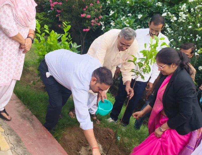 यमुना परिपथ में पर्यावरण एवं जल संरक्षण जागरूकता अभियान आयोजित, ‘एक पेड़ माँ के नाम’ अभियान के तहत हुआ वृक्षारोपण