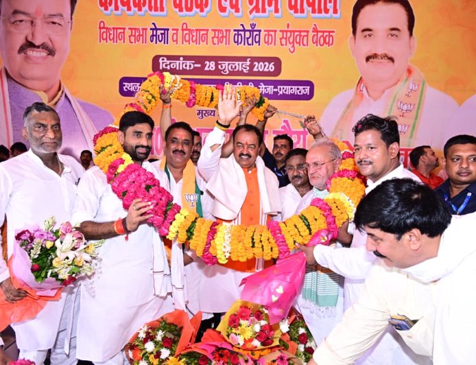 उप मुख्यमंत्री केशव प्रसाद मौर्य ने करछना में विभिन्न जनकल्याणकारी योजनाओं के लाभार्थियों को किया लाभान्वित