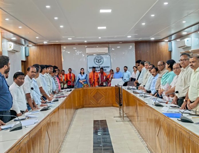 निराश्रित गोवंश संरक्षण योजना की समीक्षा, उत्कृष्ट केयरटेकर हुए सम्मानित
