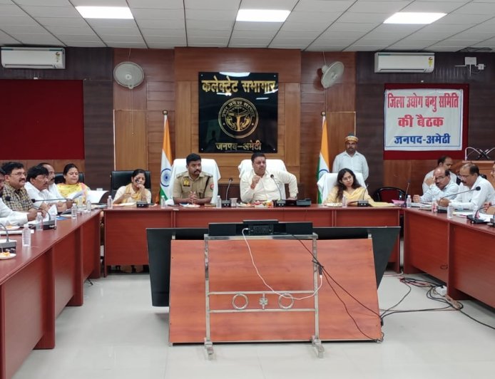 जिला उद्योग बन्धु, श्रम बंधु एवं औद्योगिक व्यापारिक सुरक्षा फोरम तथा एम0ओ0यू0 क्रियान्वयन समिति की जिलाधिकारी ने की बैठक