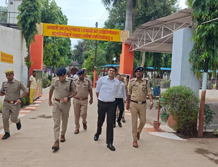 जिला मजिस्ट्रेट एवं वरिष्ठ पुलिस अधीक्षक ने जिला कारागार का किया निरीक्षण