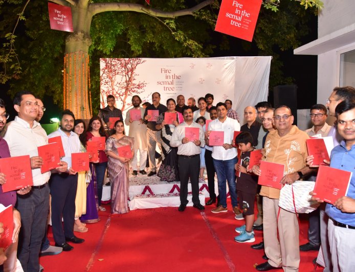 सेमल के पेड़ के नीचे हुआ ‘ फायर इन द सेमल ट्री’ पुस्तक का विमोचन